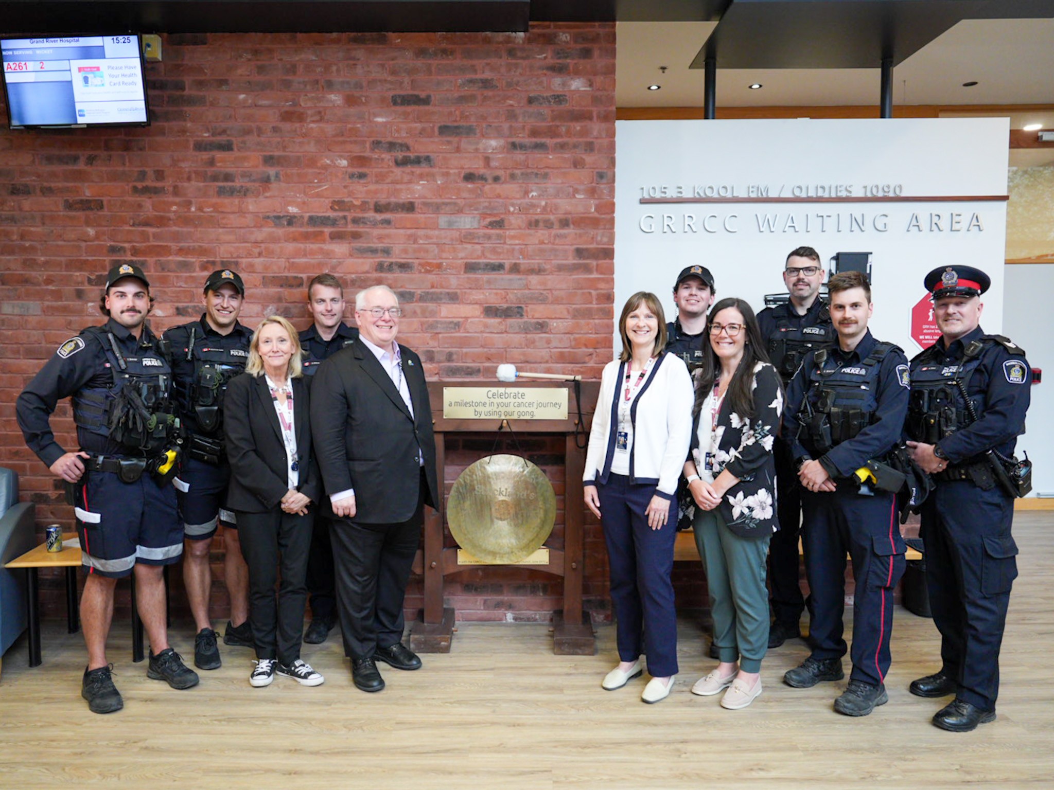 Group photo of returned gong
