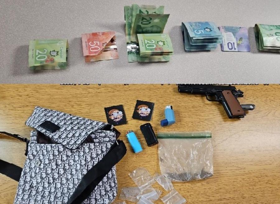Picture of an imitation firearm and a large quantity of money